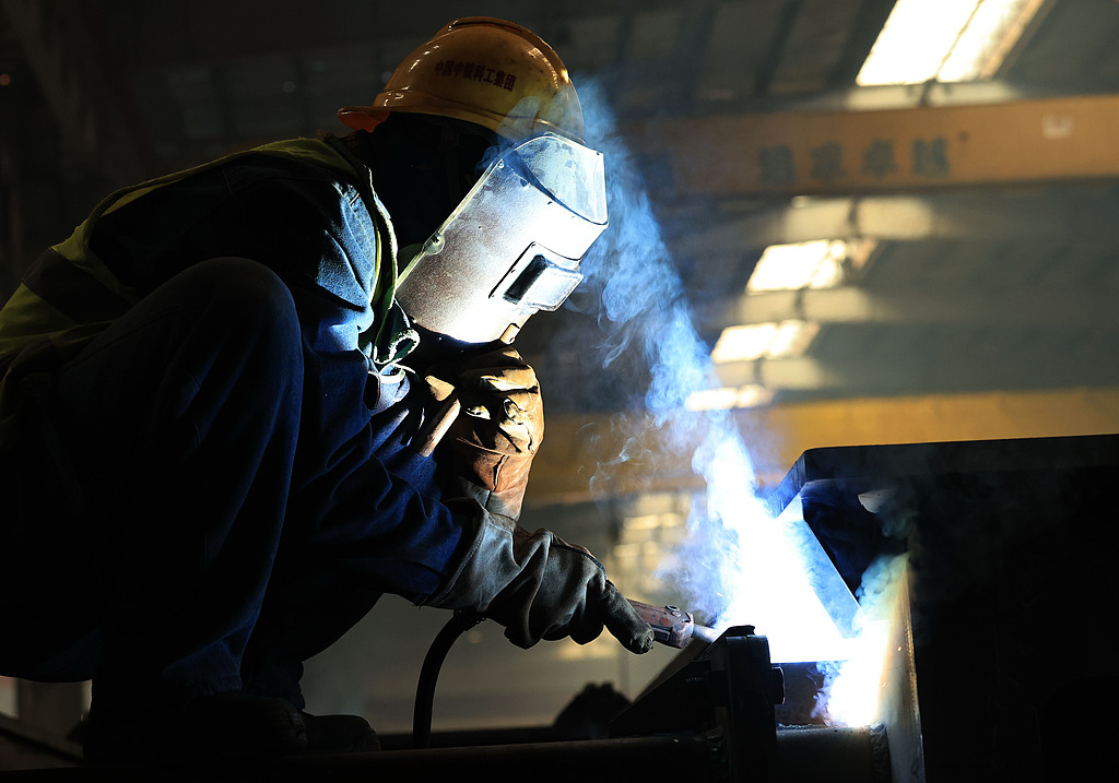 湖北武汉：工人在生产车间辛勤工作