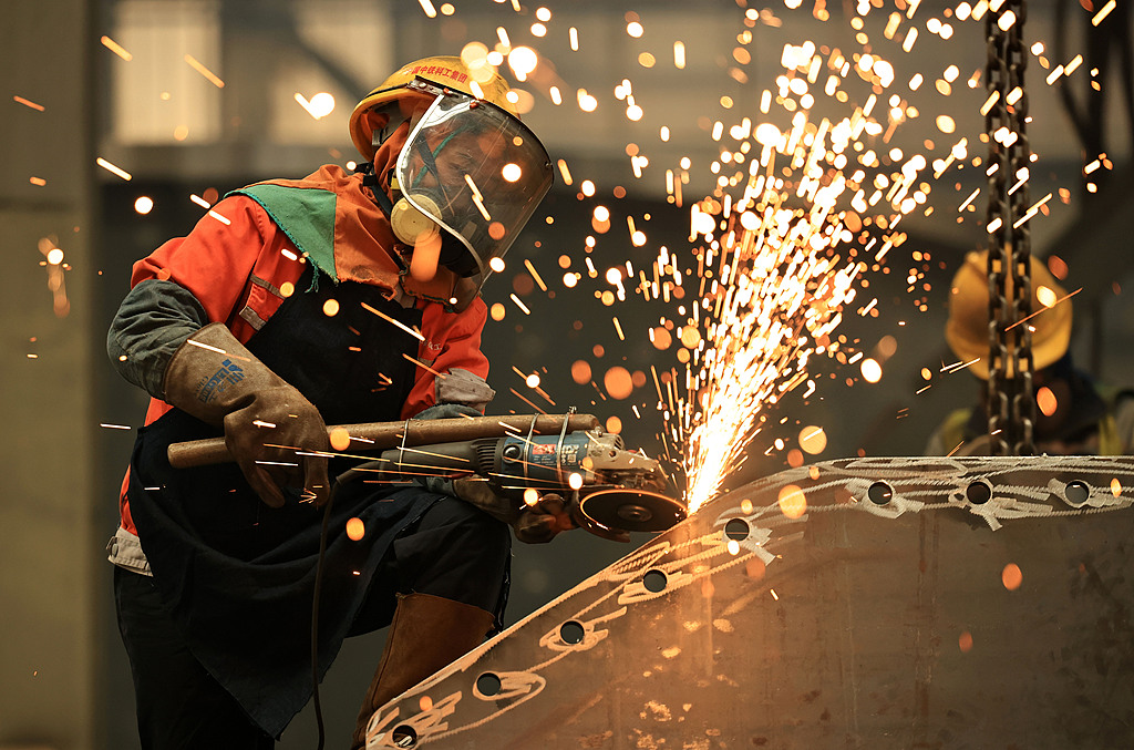 湖北武汉：工人在生产车间辛勤工作