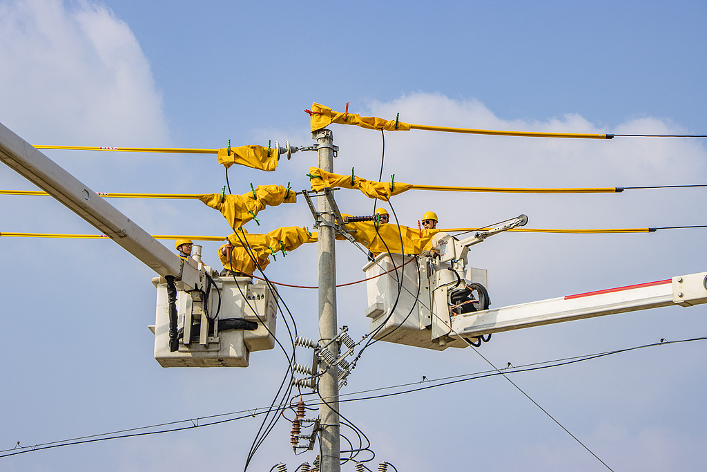 江西新干：电力工人检修维护供电设备