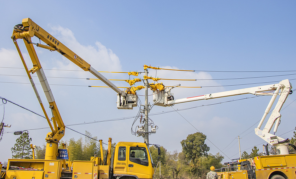江西新干：电力工人检修维护供电设备
