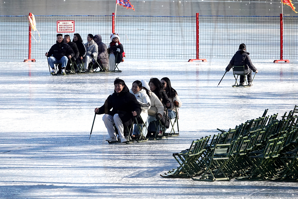 北京：游客乐享冰雪运动