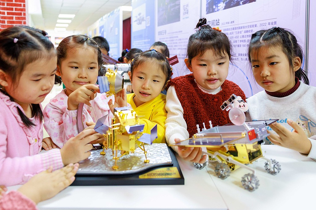 新疆乌鲁木齐：幼儿园小朋友感受科技魅力