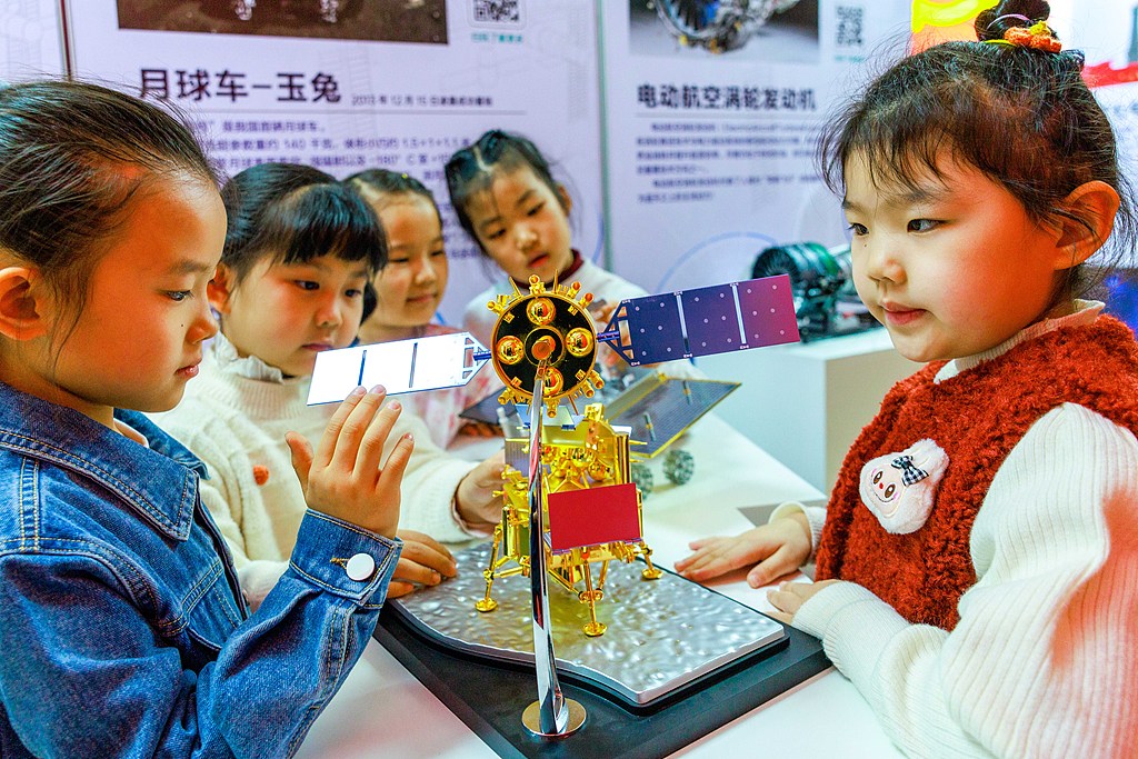 新疆乌鲁木齐：幼儿园小朋友感受科技魅力