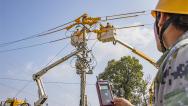 江西新干：电力工人检修维护供电设备