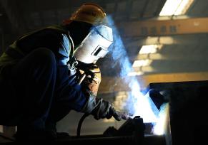 湖北武汉：工人在生产车间辛勤工作