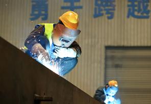 湖北武汉：工人在生产车间辛勤工作