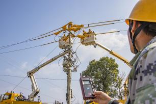 江西新干：电力工人检修维护供电设备