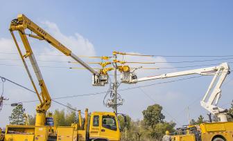 江西新干：电力工人检修维护供电设备