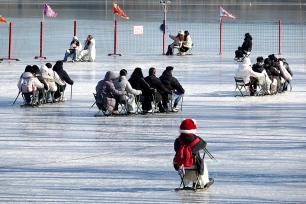 北京：游客乐享冰雪运动