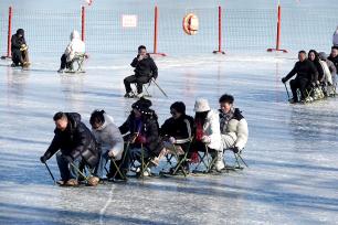 北京：游客乐享冰雪运动
