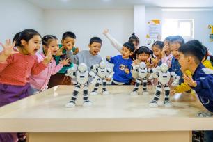 新疆乌鲁木齐：幼儿园小朋友感受科技魅力