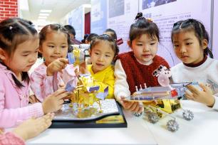 新疆乌鲁木齐：幼儿园小朋友感受科技魅力