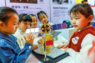 新疆乌鲁木齐：幼儿园小朋友感受科技魅力