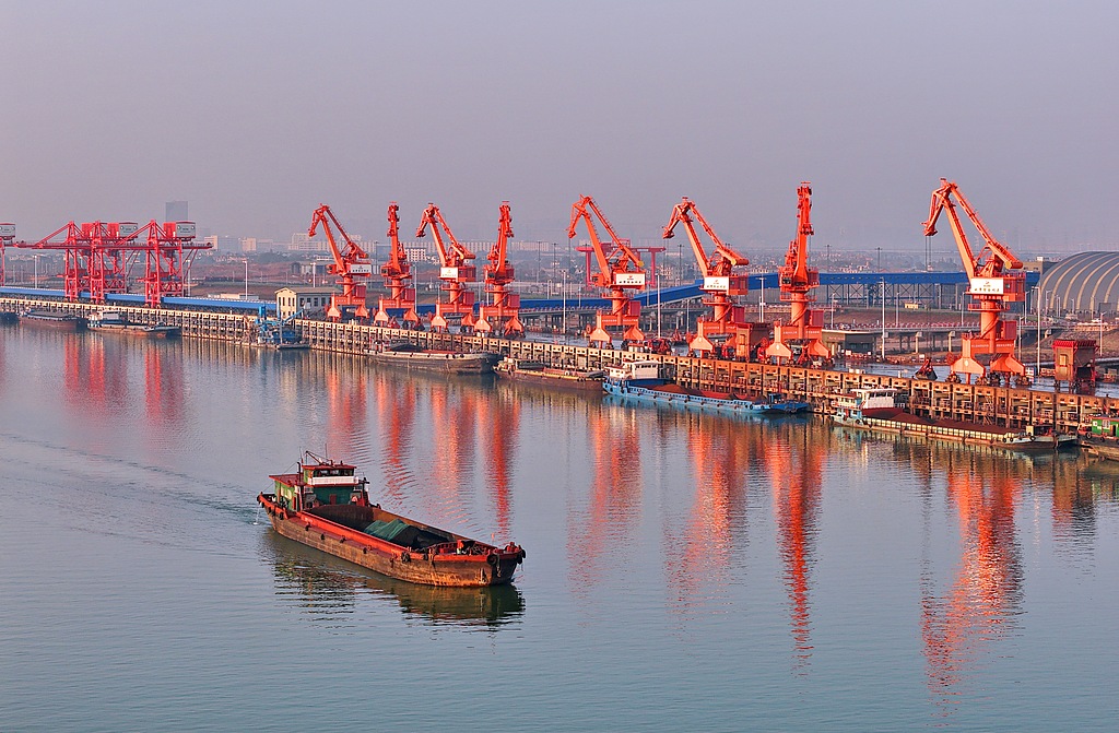 江西南昌：吊机装运大宗货物