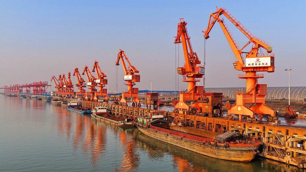 江西南昌：吊机装运大宗货物