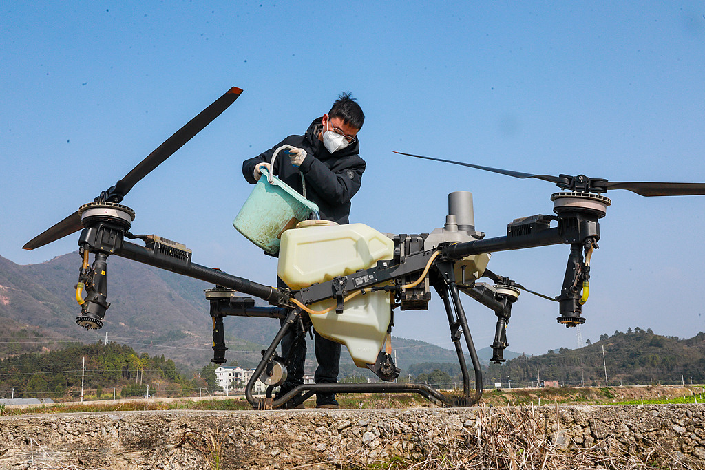 湖南永州：菜农使用无人机进行飞防作业