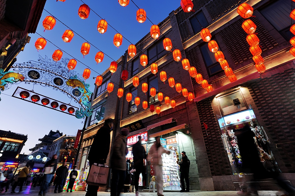 北京：新年灯笼高挂 扮靓前门大街