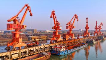 江西南昌：吊机装运大宗货物