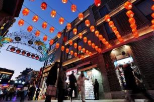 北京：新年灯笼高挂 扮靓前门大街