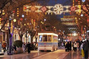 北京：新年灯笼高挂 扮靓前门大街