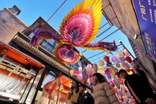 北京：新年灯笼高挂 扮靓前门大街