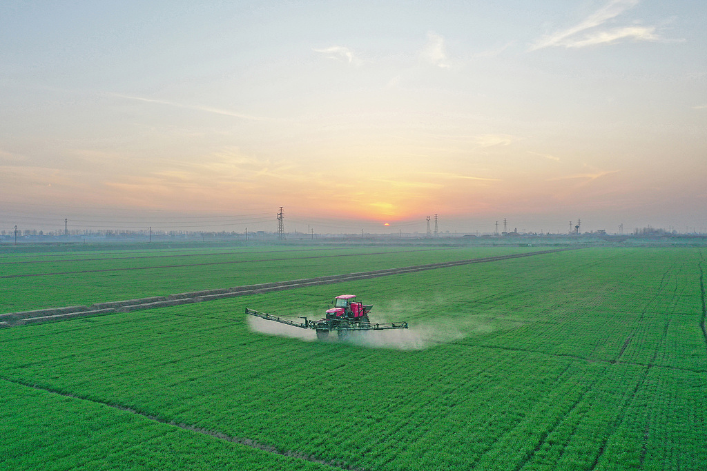 安徽安庆：农机手驾驶植保机械喷药施肥
