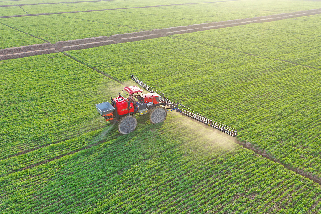 安徽安庆：农机手驾驶植保机械喷药施肥