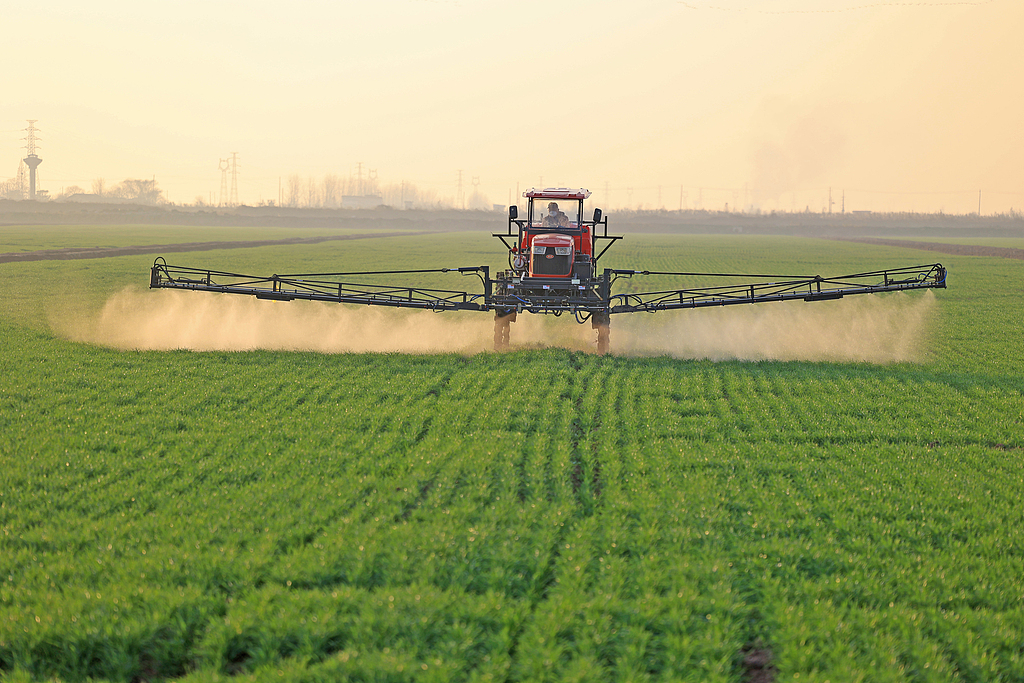 安徽安庆：农机手驾驶植保机械喷药施肥