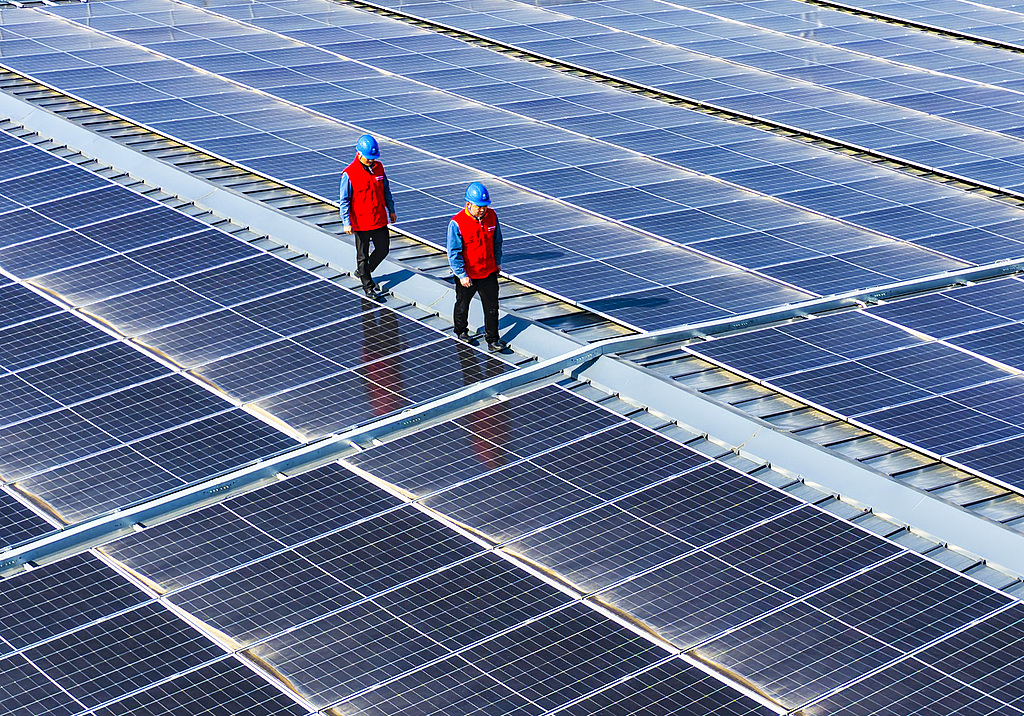 安徽芜湖：工作人员检查光伏设施
