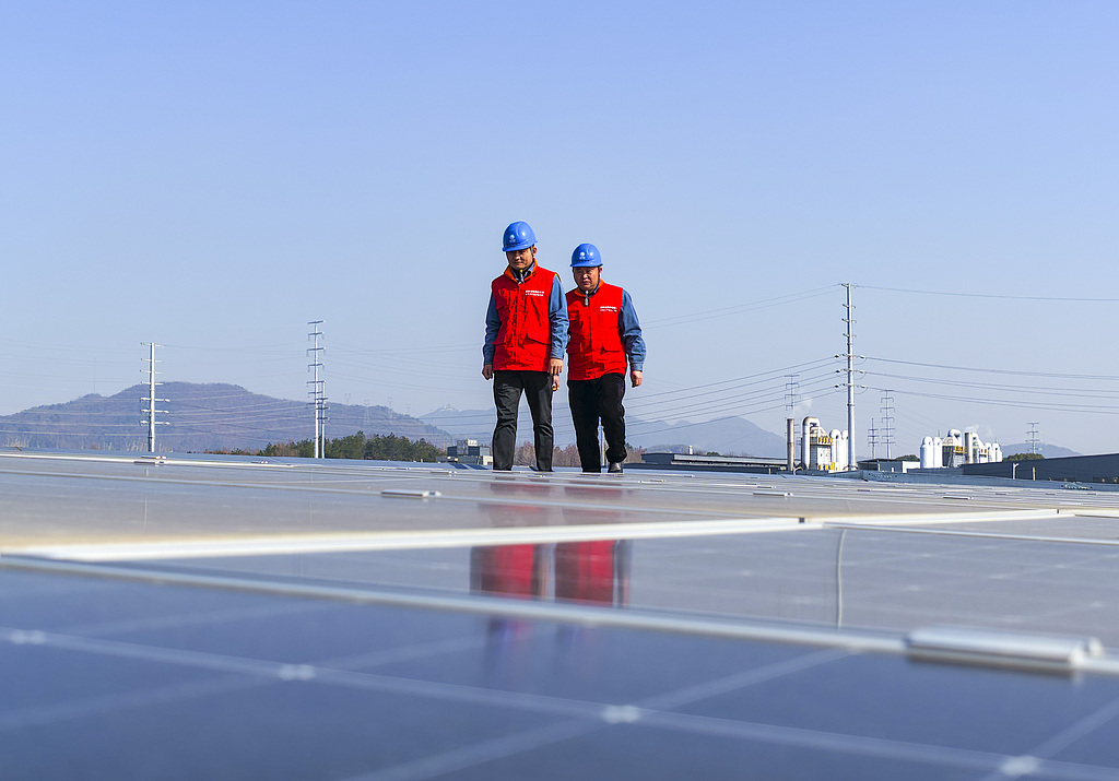 安徽芜湖：工作人员检查光伏设施