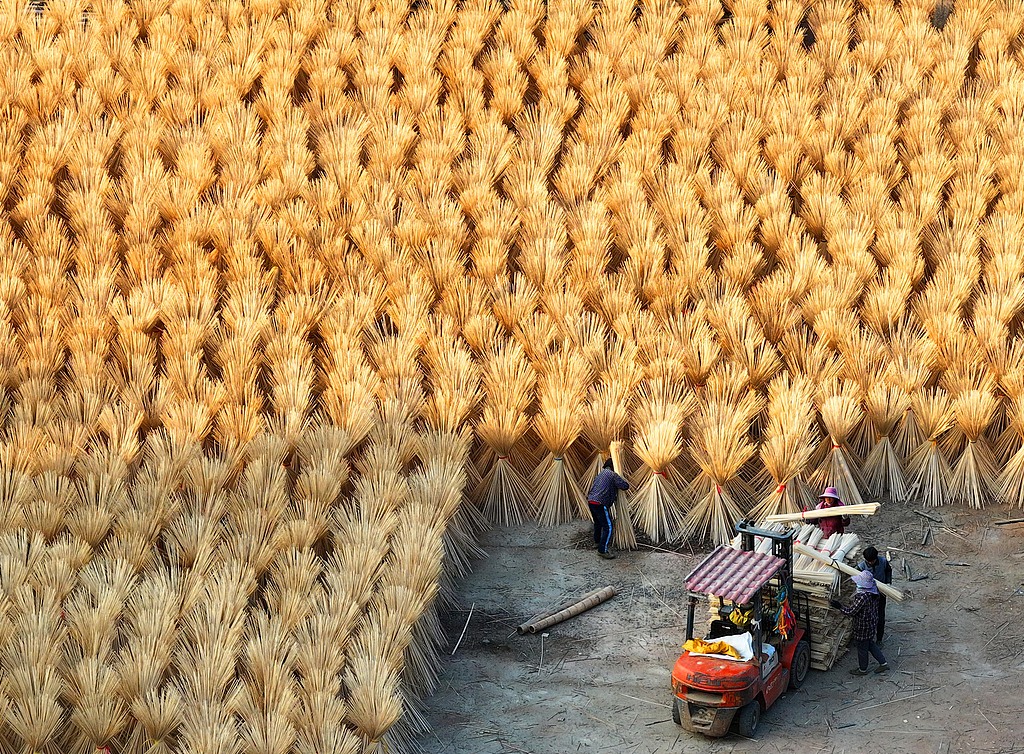江西吉安：工作人员晾晒竹制品