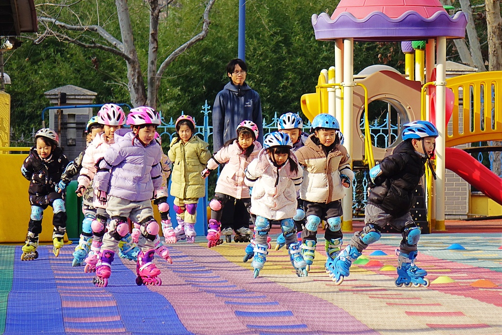 山东青岛：幼儿园小朋友练习轮滑强健体魄