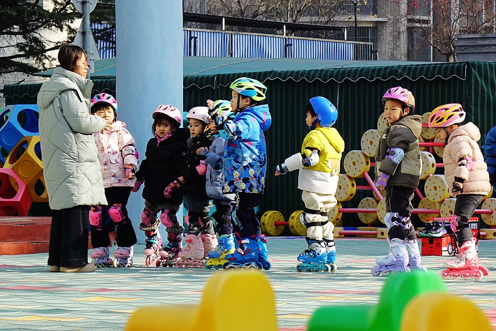 山东青岛：幼儿园小朋友练习轮滑强健体魄