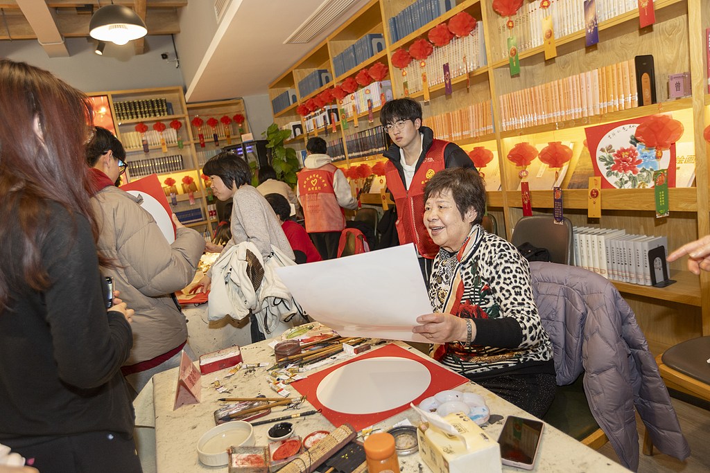 浙江温州：书画爱好者写春联迎新年