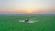 安徽安庆：农机手驾驶植保机械喷药施肥
