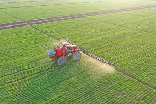 安徽安庆：农机手驾驶植保机械喷药施肥