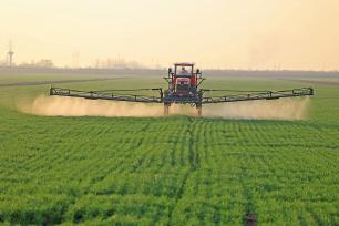 安徽安庆：农机手驾驶植保机械喷药施肥