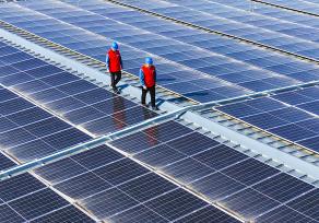 安徽芜湖：工作人员检查光伏设施