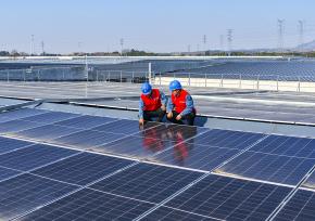 安徽芜湖：工作人员检查光伏设施