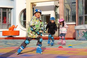 山东青岛：幼儿园小朋友练习轮滑强健体魄