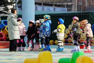 山东青岛：幼儿园小朋友练习轮滑强健体魄