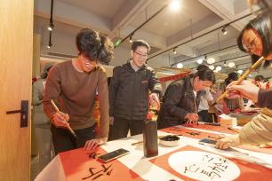 浙江温州：书画爱好者写春联迎新年