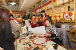 浙江温州：书画爱好者写春联迎新年