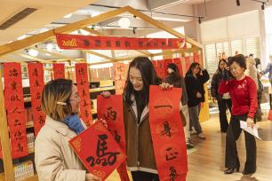 浙江温州：书画爱好者写春联迎新年