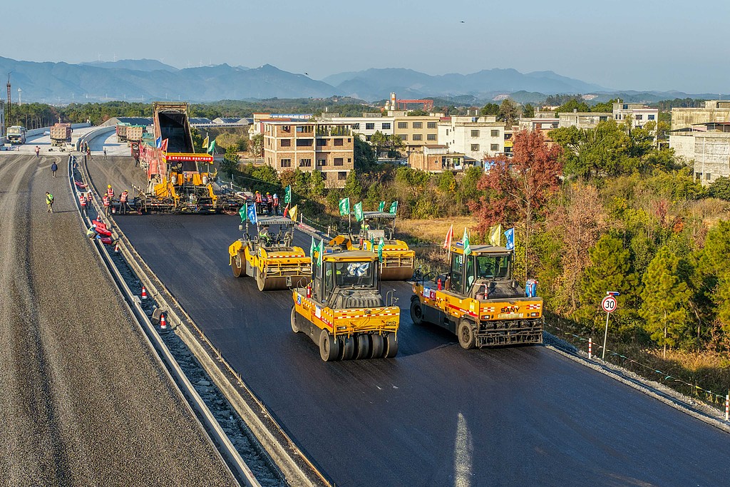 湖南永州：工人铺设沥青路面