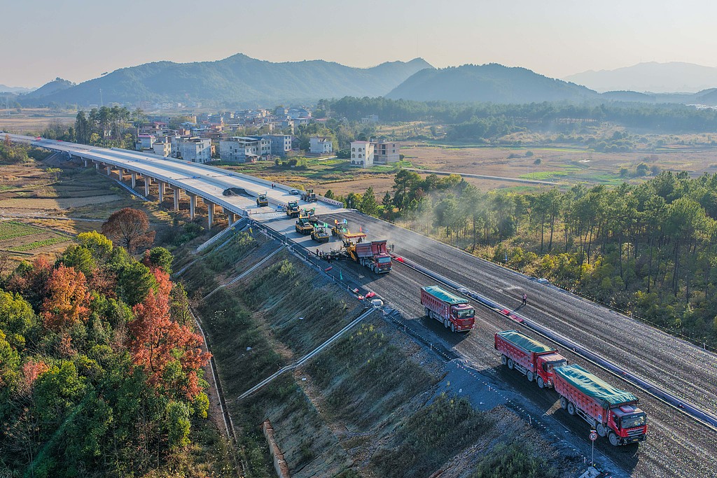 湖南永州：工人铺设沥青路面