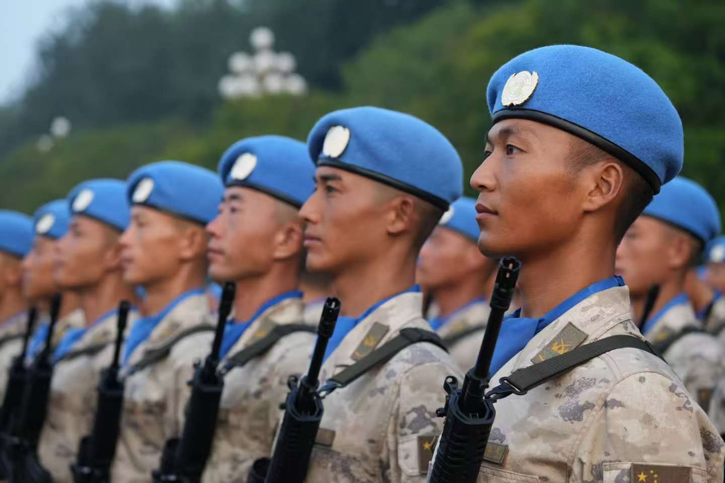 维和部队方队整齐列队等待检阅