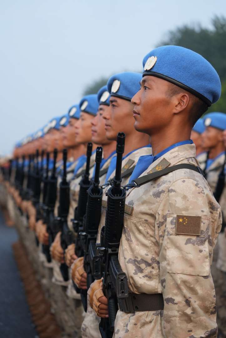 维和部队方队整齐列队等待检阅