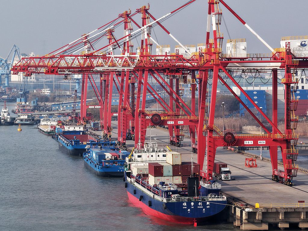 江苏扬州：港口集装箱货物有序装运