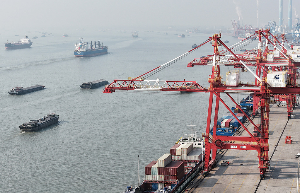 江苏扬州：港口集装箱货物有序装运